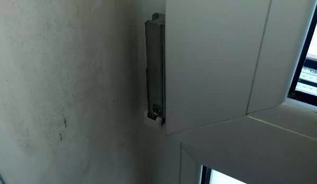 Brak elementu zaślepiającego zawias